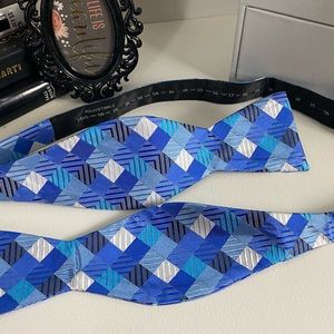 Men’s Geometric Blue Bow Tie 🎀